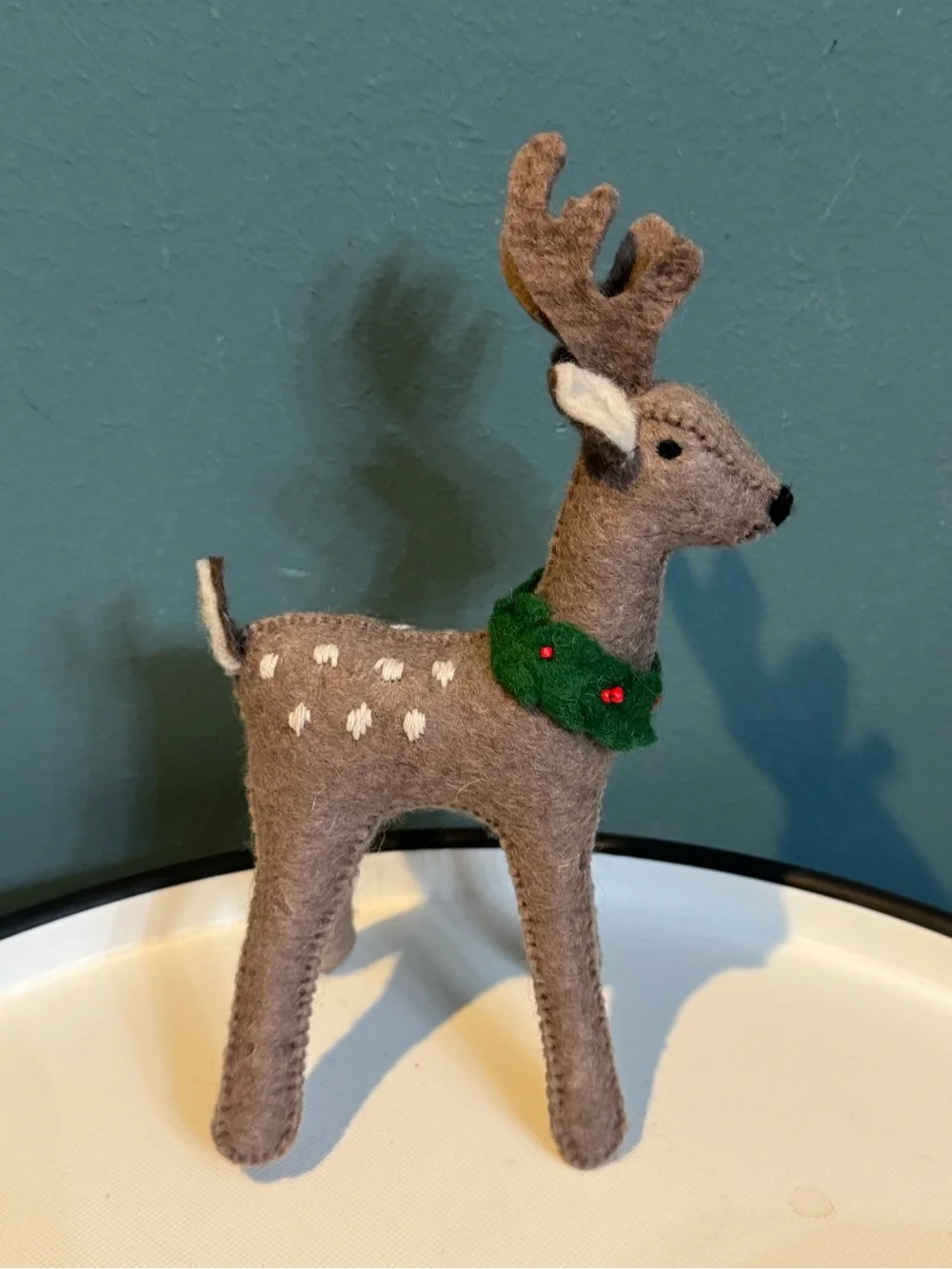 Festive Winter Wreath Deer / Fawn, Classic Christmas Decor